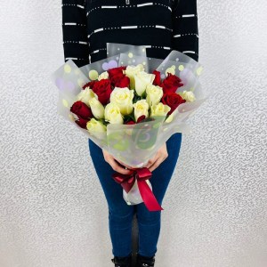 25-krasnykh-i-belykh-roz-40-sm.2